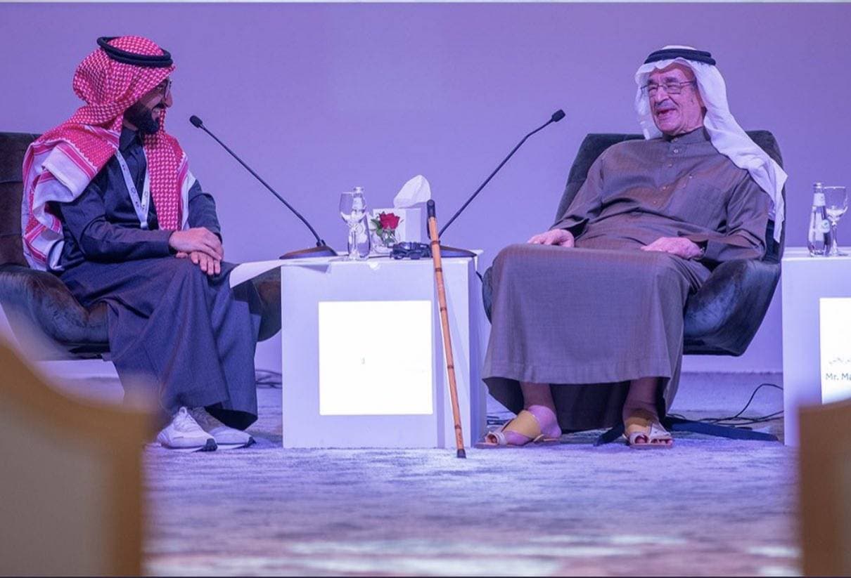 منصور الخريجي "مترجم الملوك" يمين الصورة متحدثا عن تجربته.