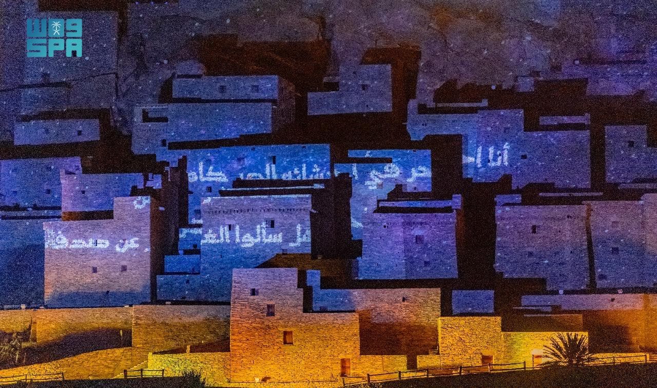 بعروض الصوت والضوء .. قرية ذي عين الأثرية تحتفل بتسجيل فنون الخط العربي في قائمة اليونسكو