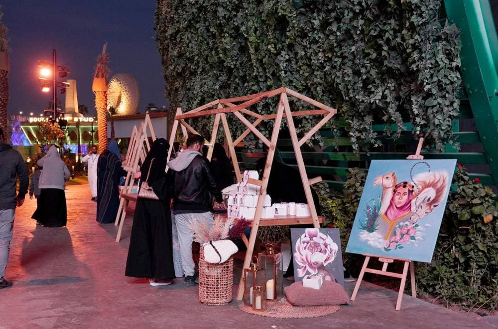 تفتح الساعة الخامسة مساء حتى منتصف الليل.