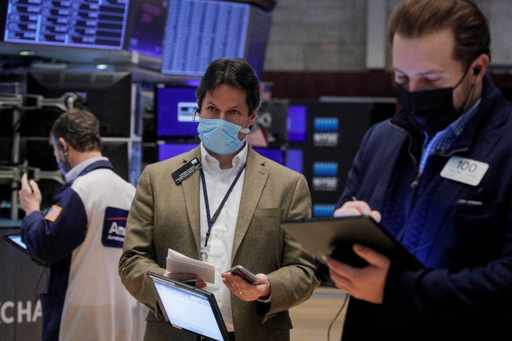هبط مؤشر ناسداك المجمع 1.23 في المائة في بداية تعاملات أمس إلى 14751.78 نقطة. "رويترز"