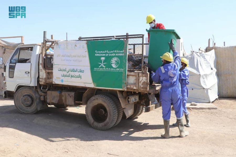 مركز الملك سلمان للإغاثة يضخ أكثر من نصف مليون لتر من المياه لمخيمات النازحين في الحديدة