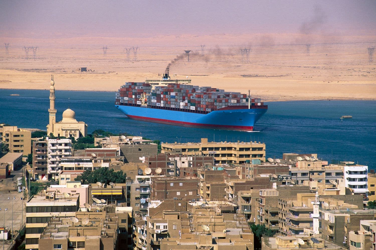رئيس هيئة قناة السويس يتوقع إيرادات 7 مليارات دولار في 2022