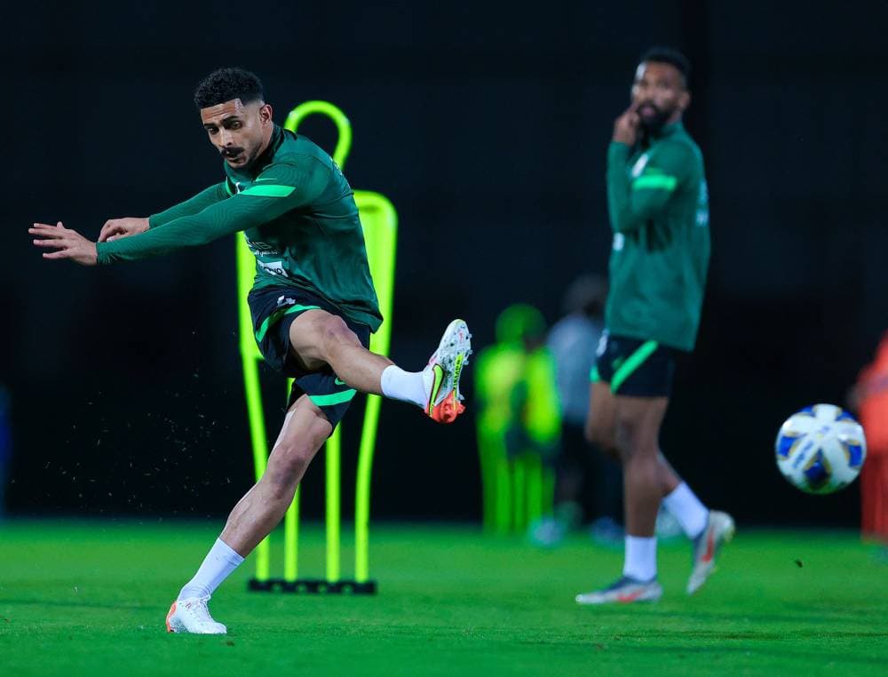 المدافع العمري يسدد الكرة خلال تدريب الأخضر أمس.