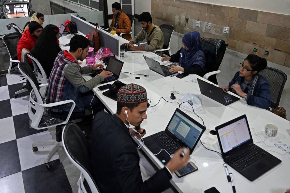 موظفون في شركة "تازا" الناشئة التي تعمل كوسيط بين المزارعين والتجار. "الفرنسية"