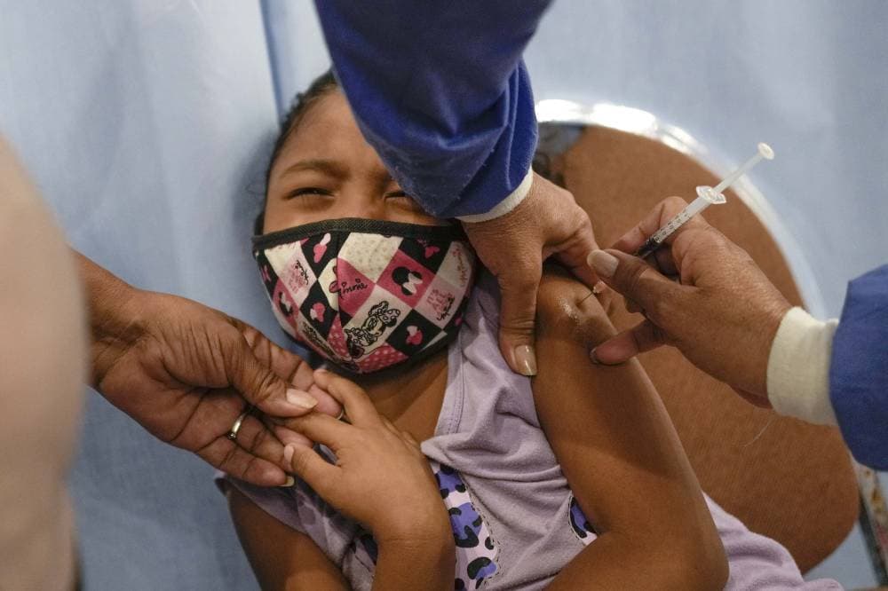 طفلة تتلقى لقاح كورونا في العاصمة الفنزويلية كاراكاس. "أ ب"