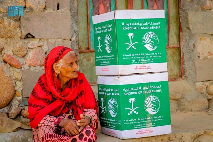 مركز الملك سلمان للإغاثة يوزع أكثر من 100 طن من السلال الغذائية في سقطرى