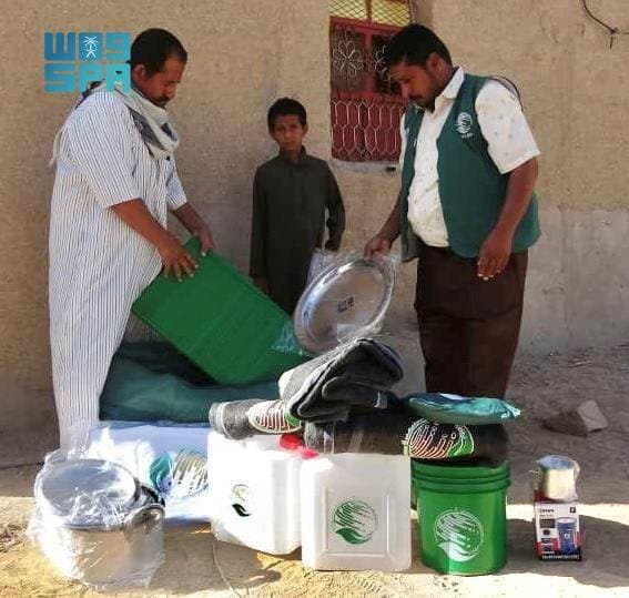 جانب من المساعدات الإيوائية في محافظة شبوة.