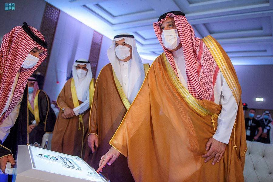 أمير المدينة المنورة أثناء تدشينه للمشاريع.