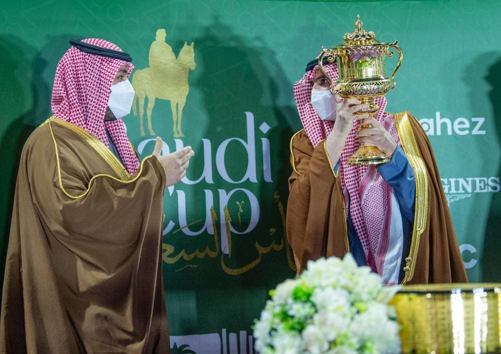 الأمير محمد بن سلمان أثناء تتويجه الأمير سعود بن سلمان بالكأس.