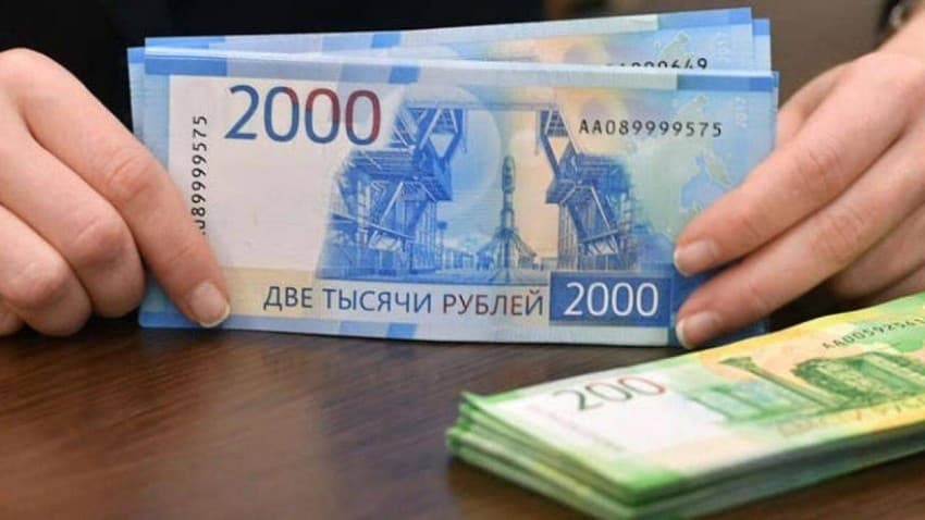 الروبل يهوي إلى مستوى قياسي منخفض أمام الدولار