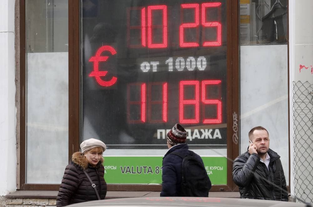 ارتفع سعر الدولار مقابل الروبل إلى 119 روبل لكل دولار. "إ.ب.أ"