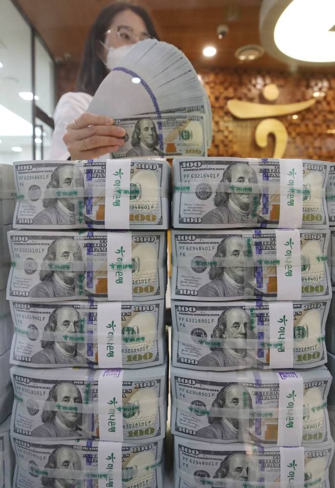 الدولار يهبط بعد تقرير ضعيف للوظائف بالقطاع الخاص