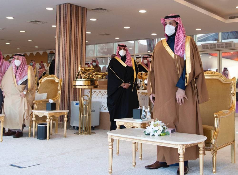 لحظة عزف السلام الوطني في مهرجان الملك عبدالعزيز للإبل