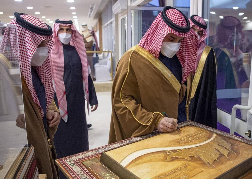 ولي العهد لدى توقيع زيارته إلى مهرجان الملك عبدالعزيز للإبل.