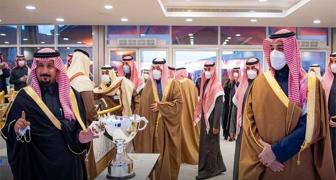 تتويج أحد الفائزين في مهرجان الملك عبدالعزيز للإبل.