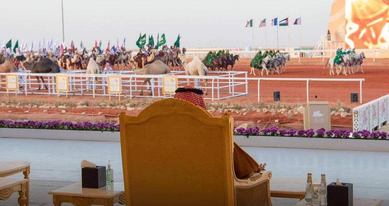 جانب من العروض في مهرجان الملك عبدالعزيز للإبل في نسخته السادسة.