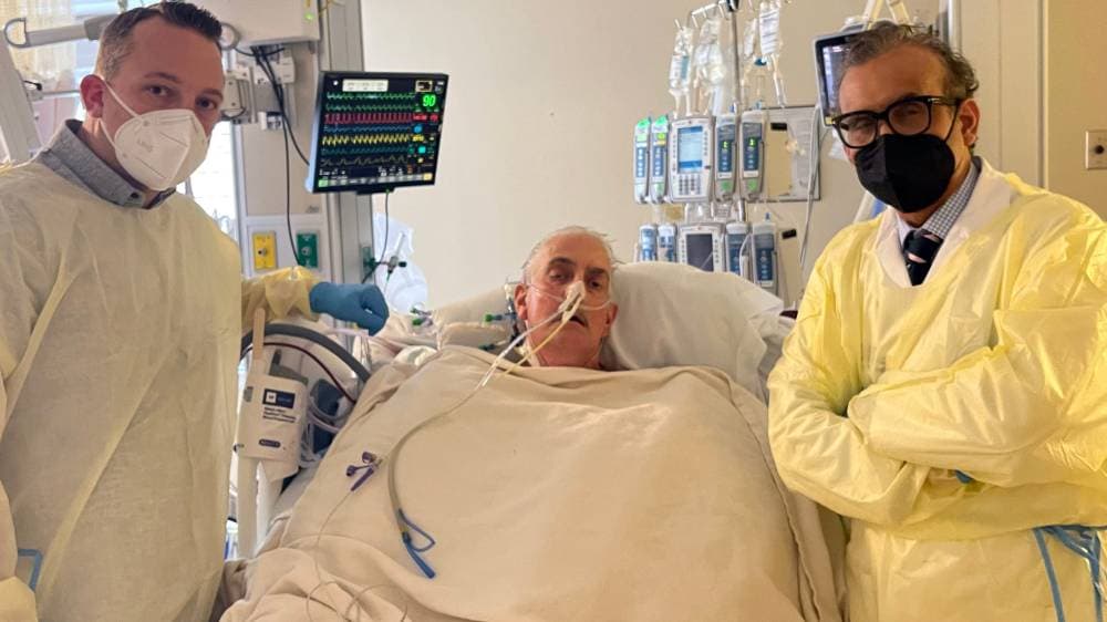 ديفيد بينيت في المستشفى بعد أن تم استبدال قلب خنزير بقلبه العليل.