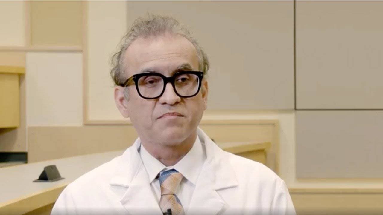 البروفيسور محمد محي الدين،أستاذ الجراحة ومدير برنامج زراعة الأعضاء الخارجية في جامعة ميريلاند.