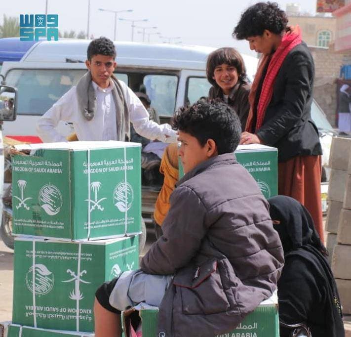 1194 فردا استفادوا من توزيع السلال الغذائية في محافظة مأرب أمس. "واس"
