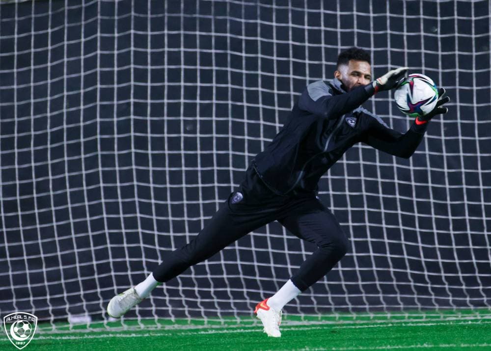 العويس يمسك بالكرة خلال المران. مركز الهلال الاعلامي