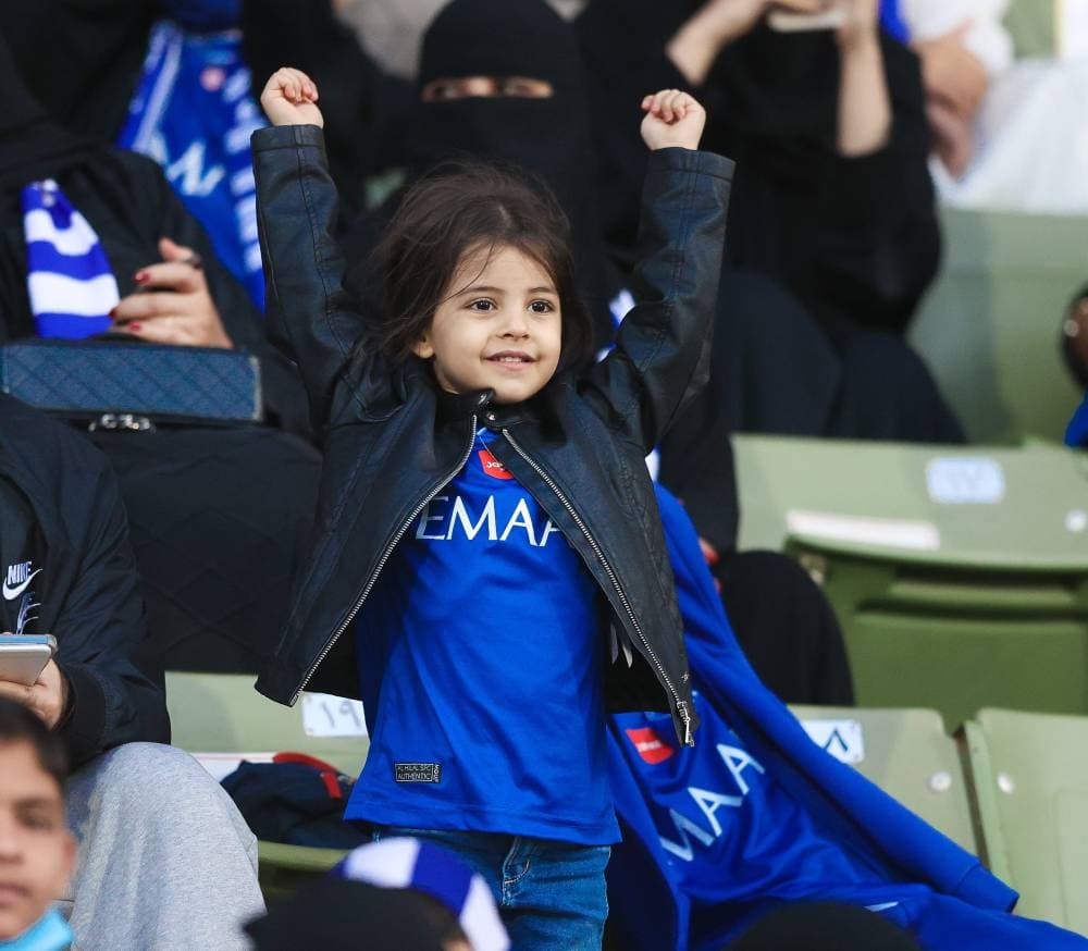 طفلة خلال نزال الهلال والرائد. "دوري المحترفين"