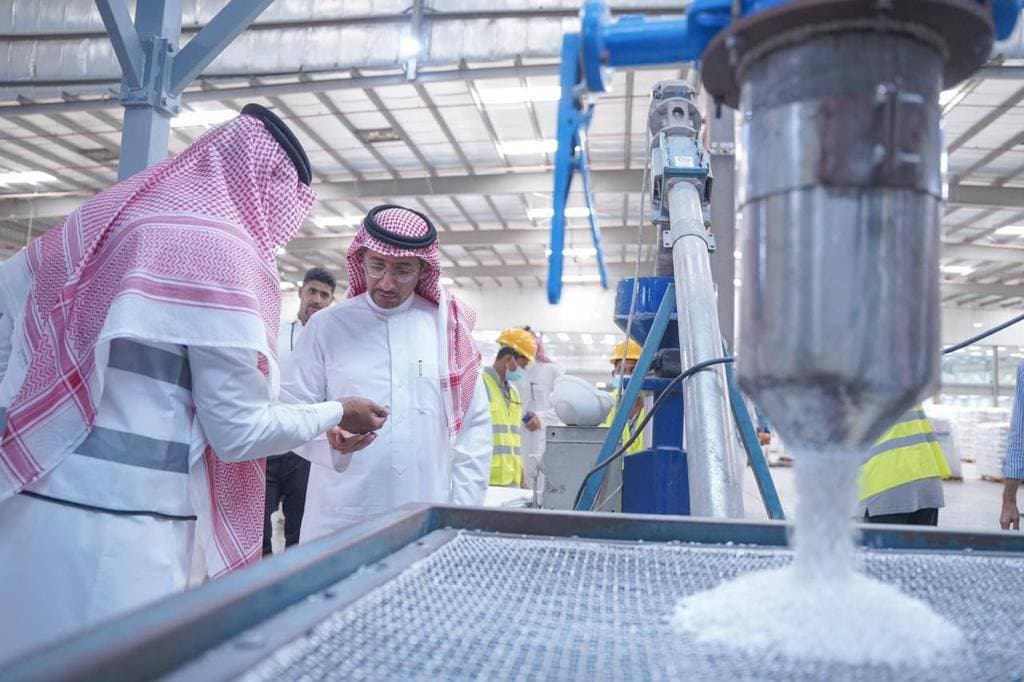 الوزير الخريف خلال تدشينه أحد المشاريع الصناعية في جدة، أمس.