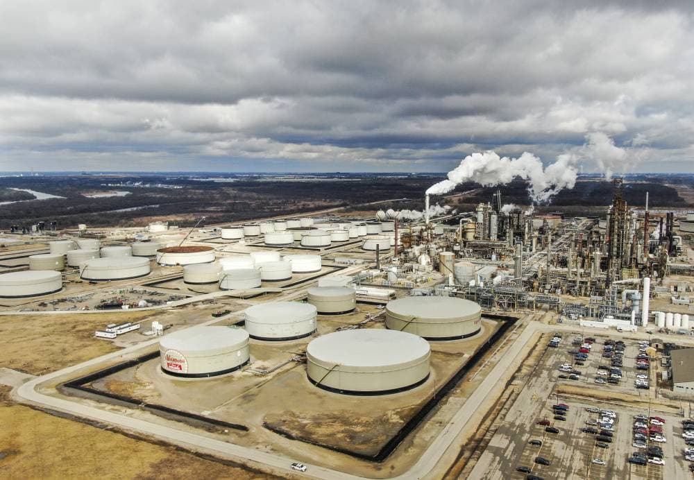 تقلبات النفط بسبب تضاؤل المخزونات والمخاوف من تضرر الطلب في الصين.