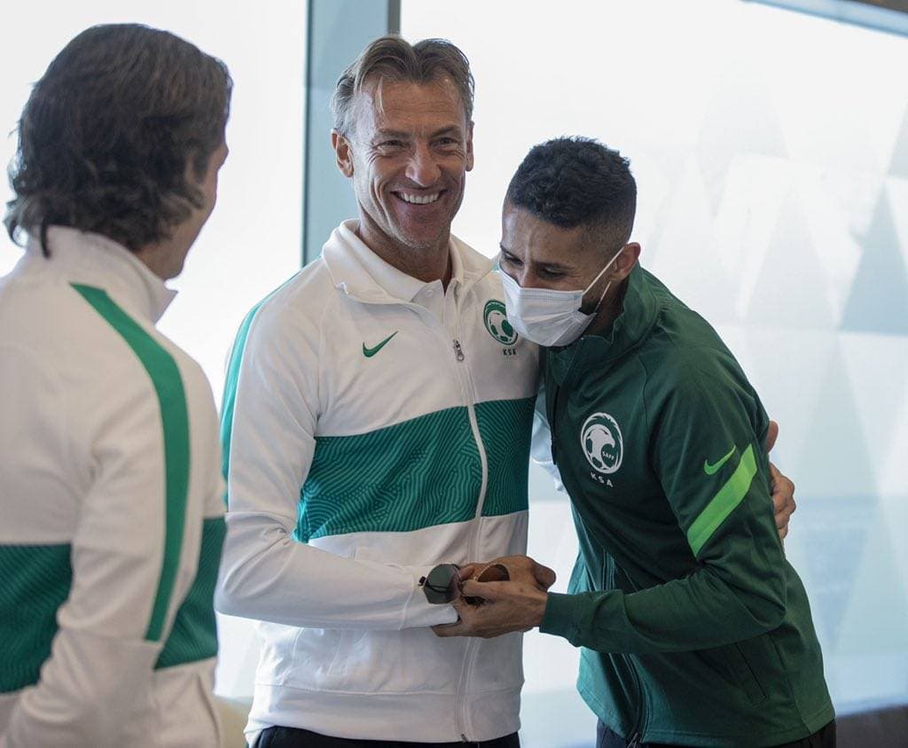 رينارد مع الفرج في انطلاق معسكر الأخضر أمس.