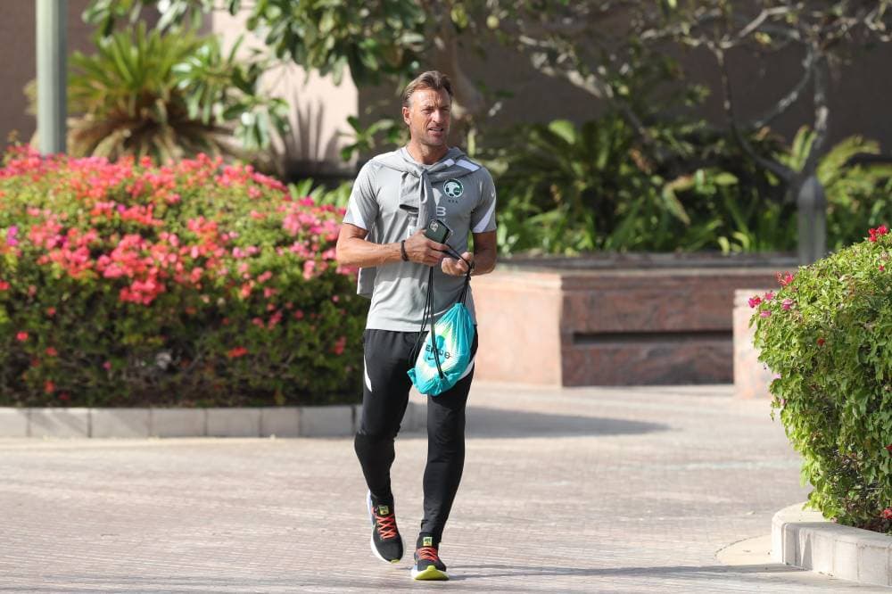 رينارد خلال ذهابه إلى ملعب التدريب أمس. تصوير: عيسى الدبيسي ـ "الاقتصادية"