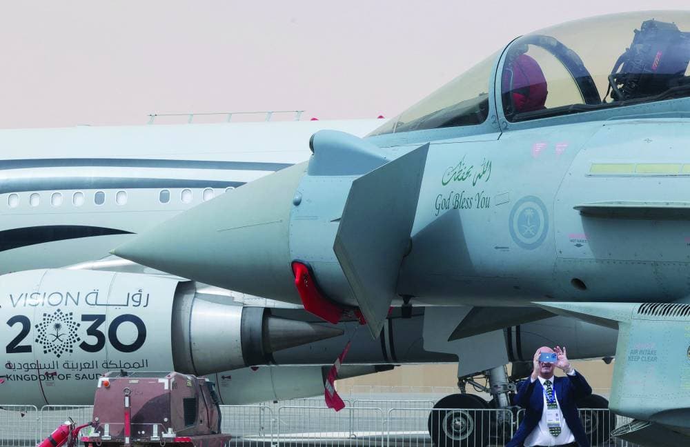 جانب من معرض الدفاع العالمي الذي تنظمه هيئة الصناعات العسكرية في الرياض، أمس. "الفرنسية"