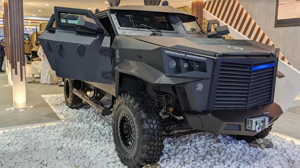 "عبية" .. المدرعة السعودية ذات المواصفات الفائقة تستوقف زوار معرض الدفاع