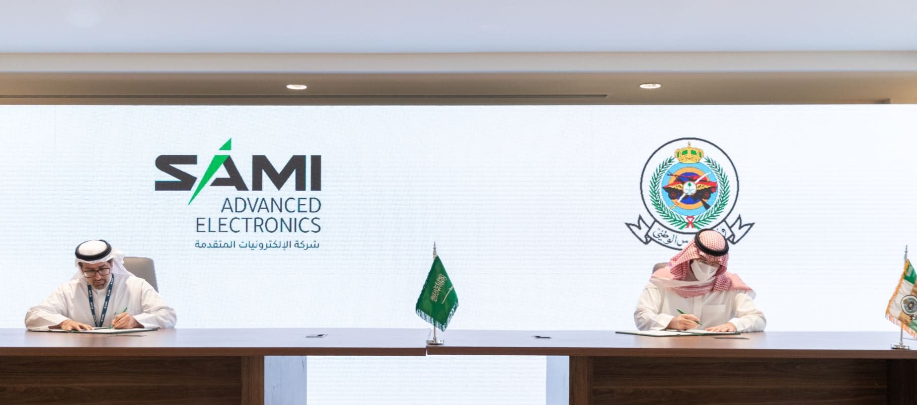 وزير الحرس الوطني يوقع عقودا مع شركات وطنية بقيمة تجاوزت مليار ريال