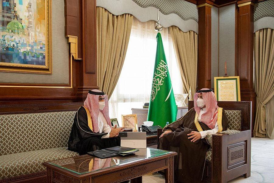 الأمير فيصل بن سلمان خلال لقائه مدير شؤون الإسكان في المنطقة.