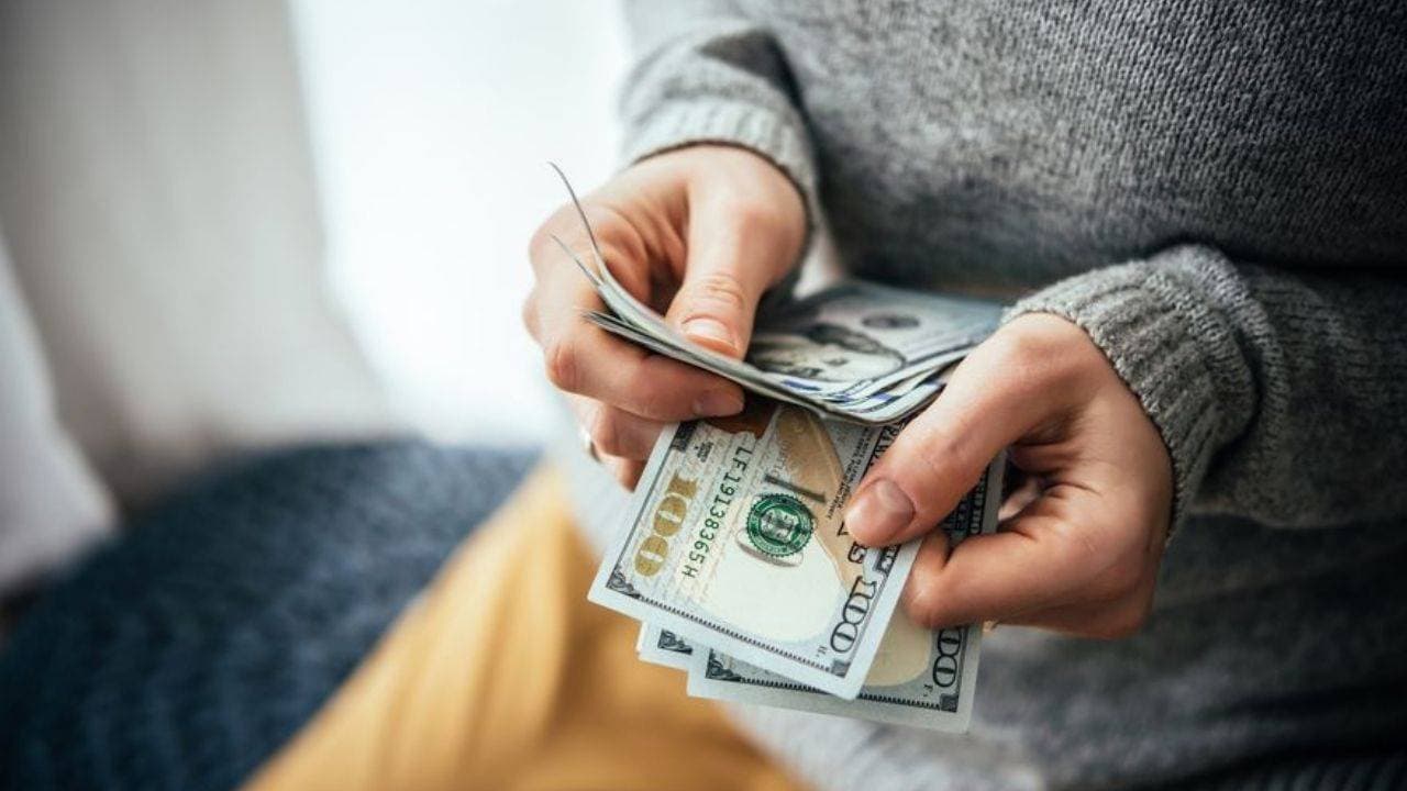 الافتقار إلى المال هو السبب الرئيس وراء عدم استثمار الكثير من النساء.