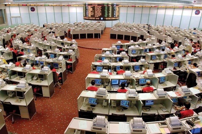 وقف تداول أسهم 33 شركة في بورصة هونج كونج