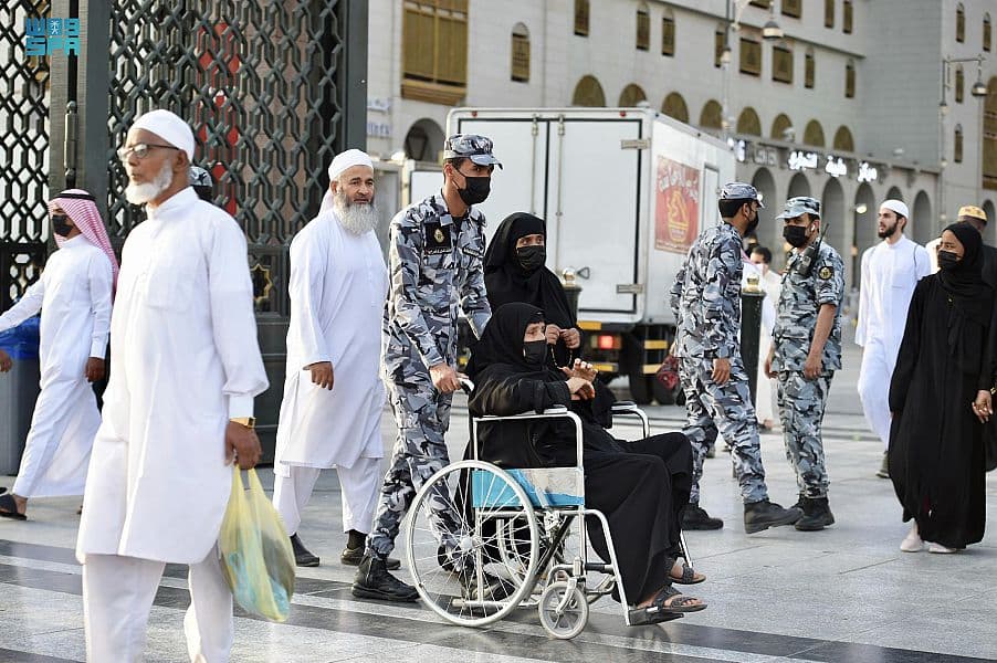 رجال الأمن .. صور مشرفة وهمة عالية في خدمة ضيوف المسجد النبوي