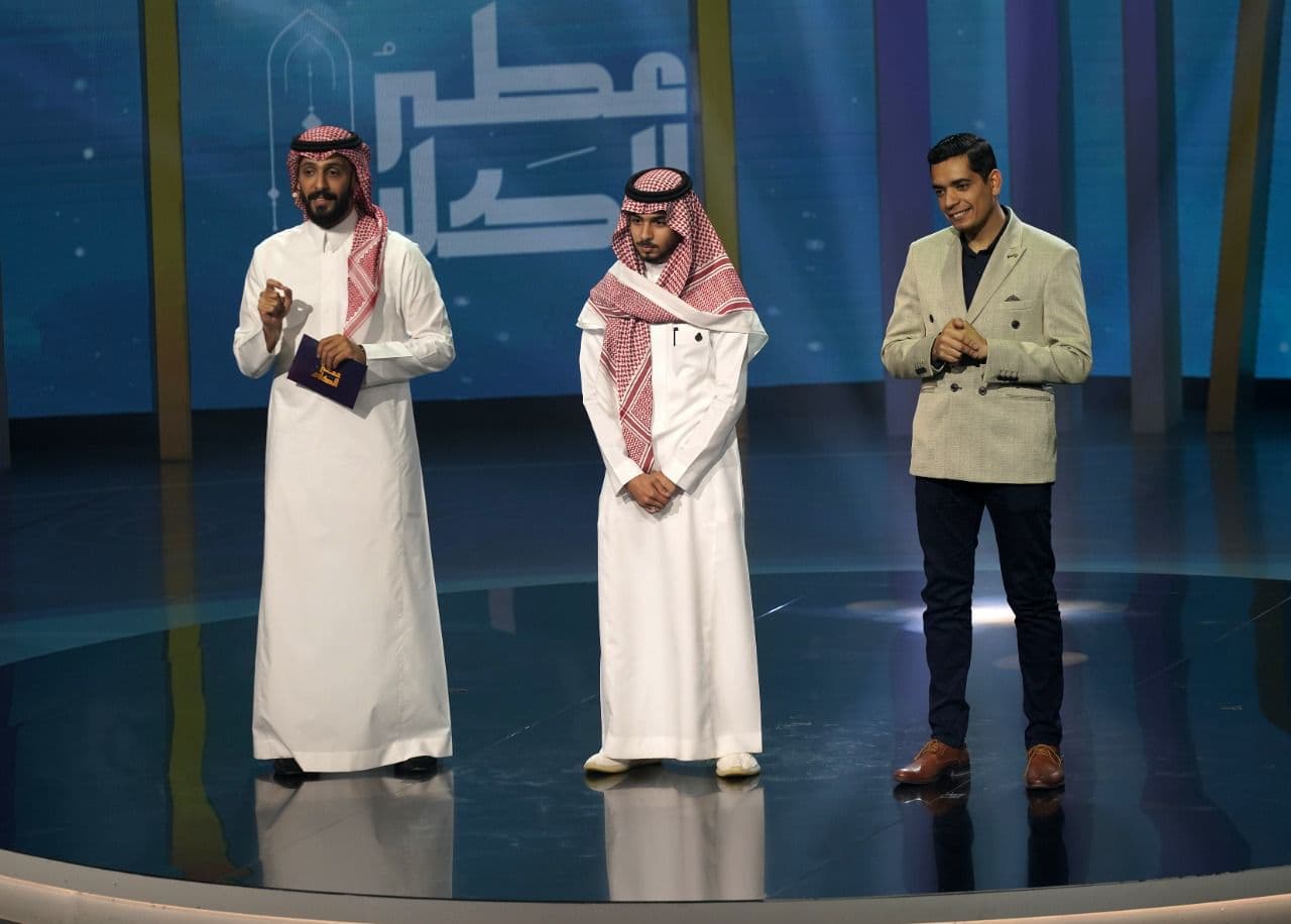 مشاعر الخشوع والإعجاب تقف حائرة أمام أذان عبدالرحمن عادل في "عطر الكلام"