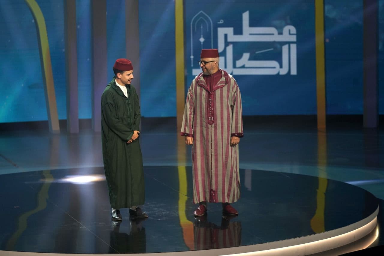 مشاعر الخشوع والإعجاب تقف حائرة أمام أذان عبدالرحمن عادل في "عطر الكلام"