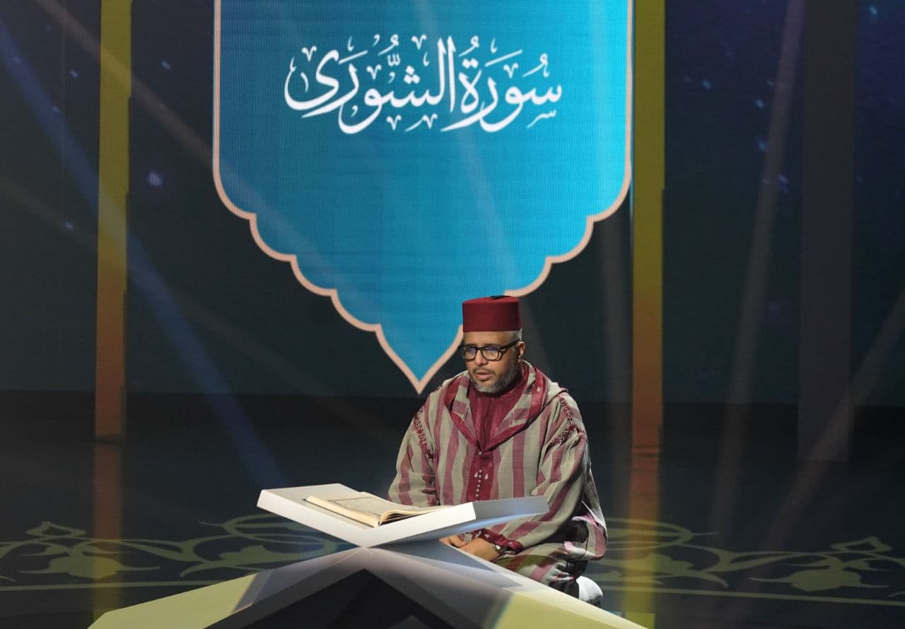 مشاعر الخشوع والإعجاب تقف حائرة أمام أذان عبدالرحمن عادل في "عطر الكلام"