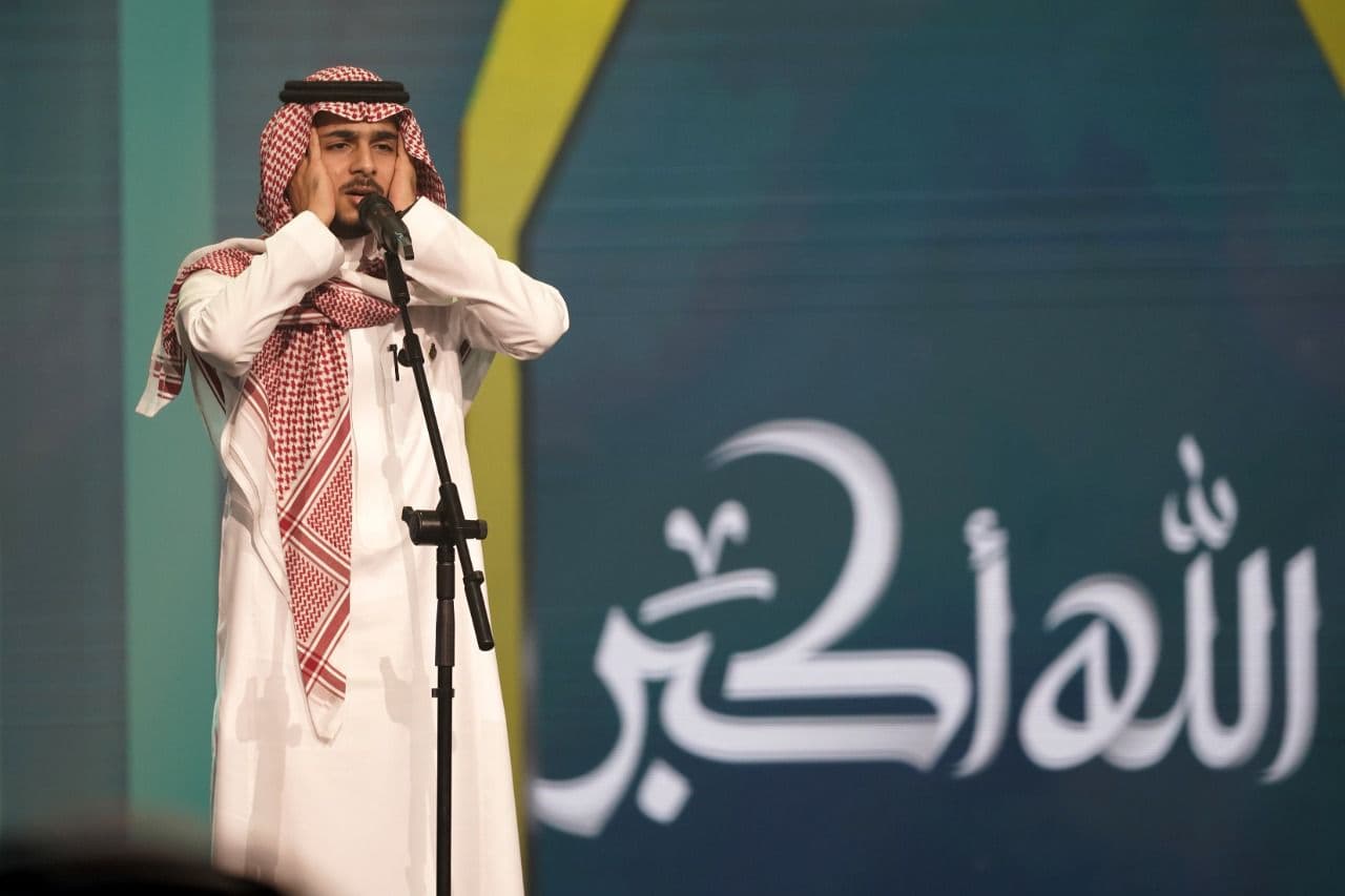 مشاعر الخشوع والإعجاب تقف حائرة أمام أذان عبدالرحمن عادل في "عطر الكلام"