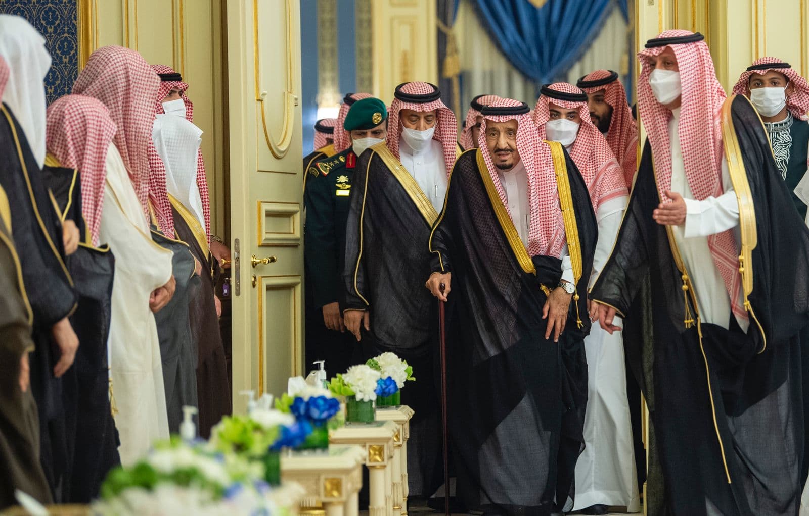 الملك يستقبل الأمراء والعلماء وجمعا من المواطنين