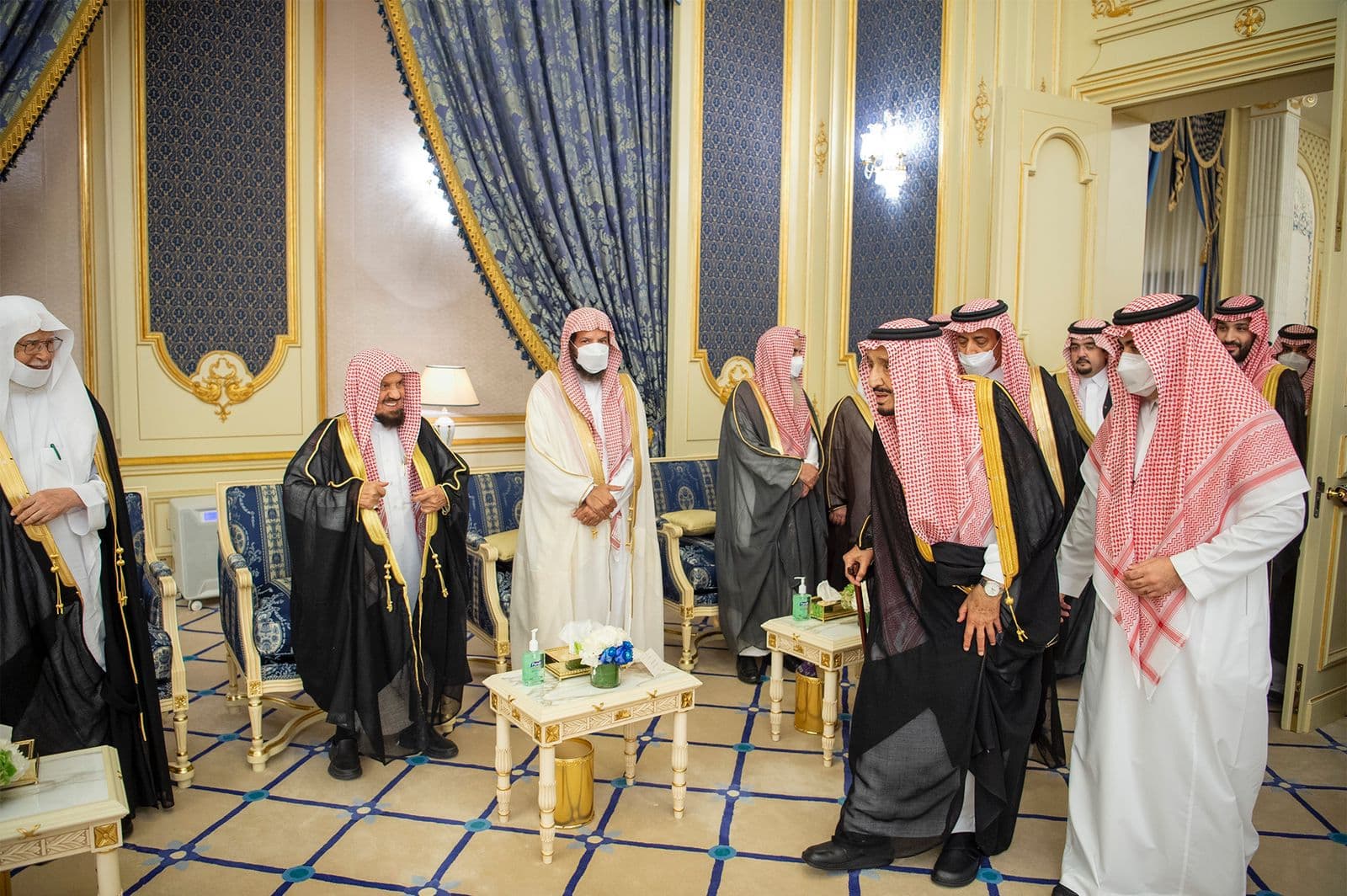الملك يستقبل الأمراء والعلماء وجمعا من المواطنين
