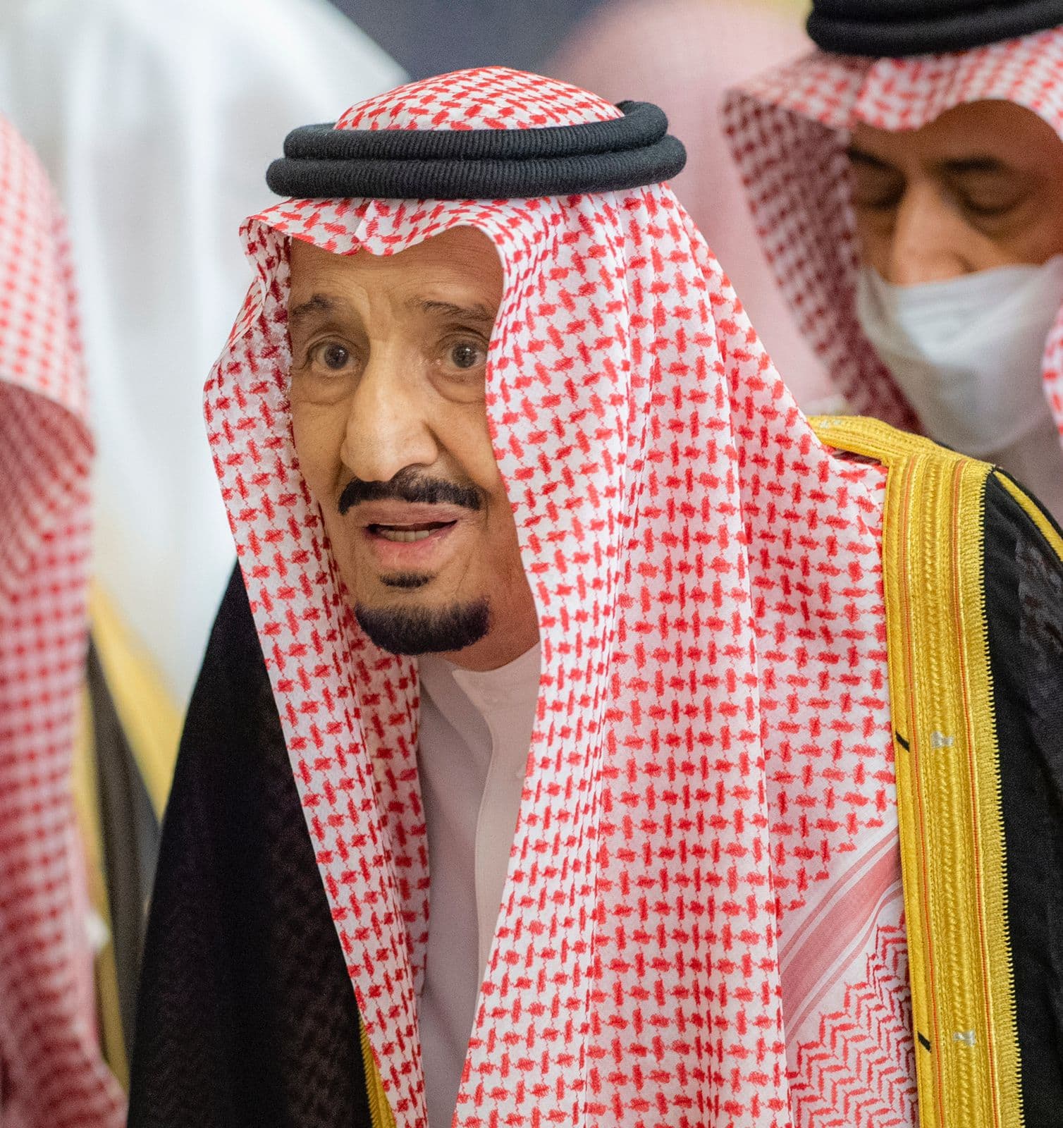 الملك يستقبل الأمراء والعلماء وجمعا من المواطنين