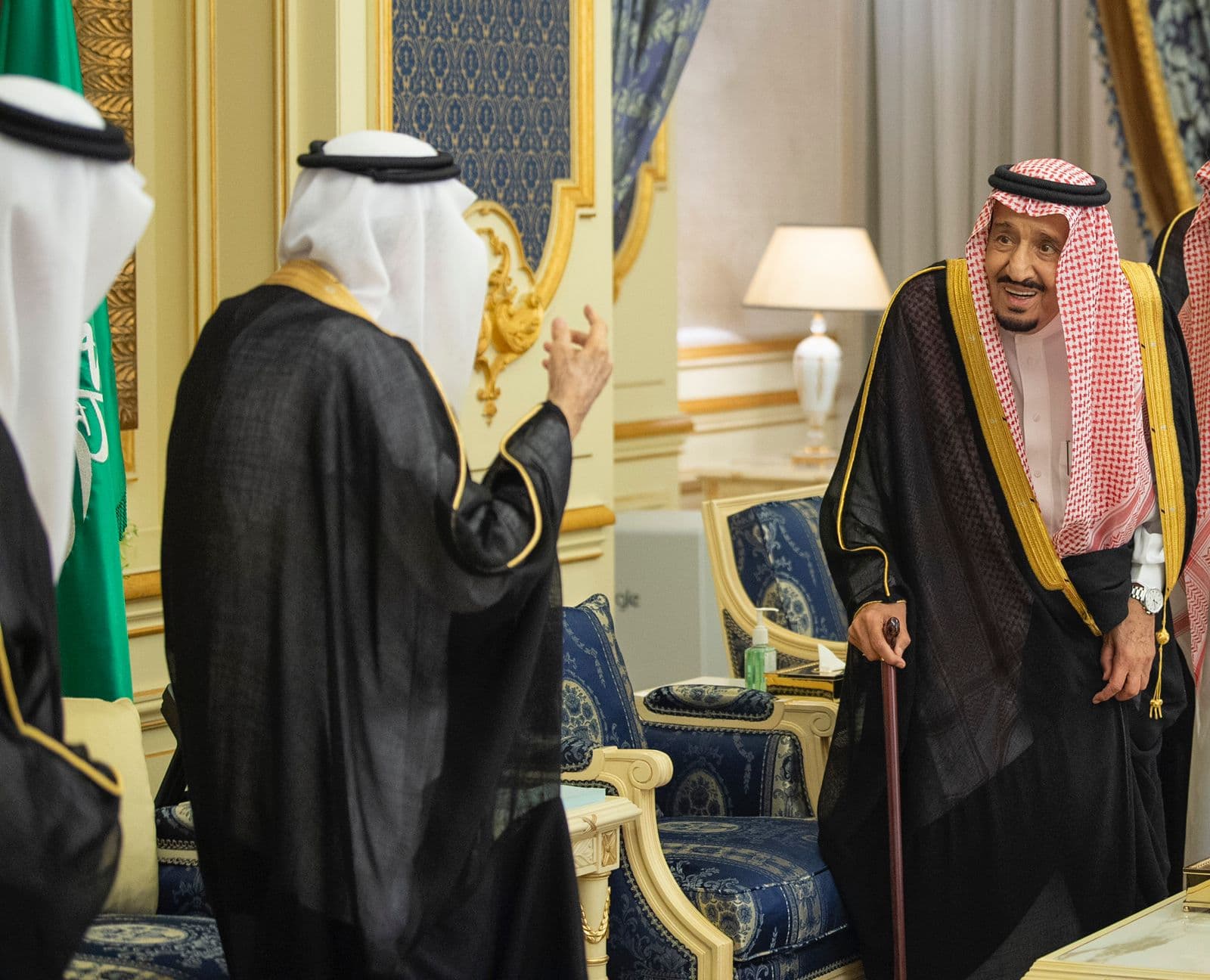 الملك يستقبل الأمراء والعلماء وجمعا من المواطنين