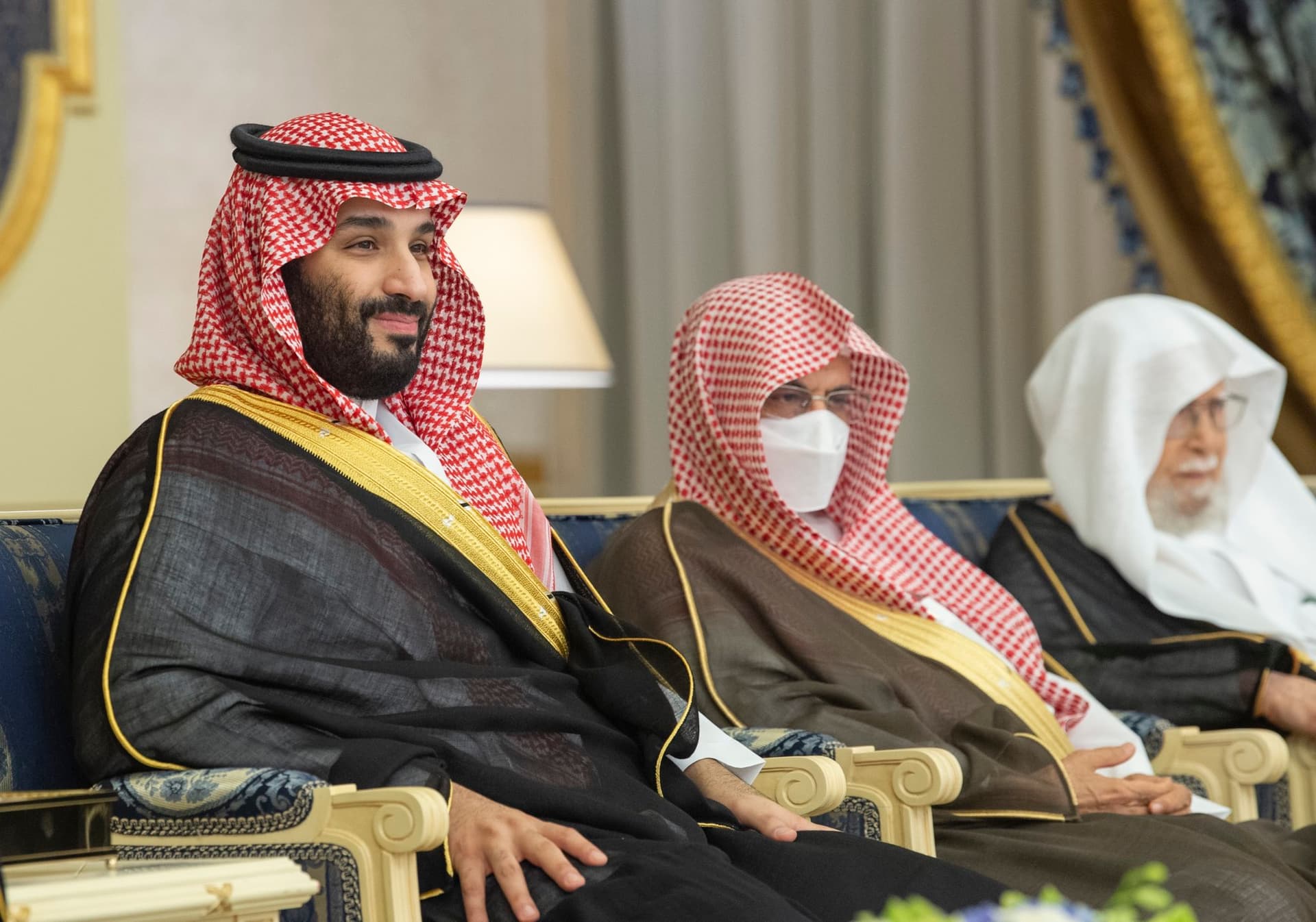 الملك يستقبل الأمراء والعلماء وجمعا من المواطنين