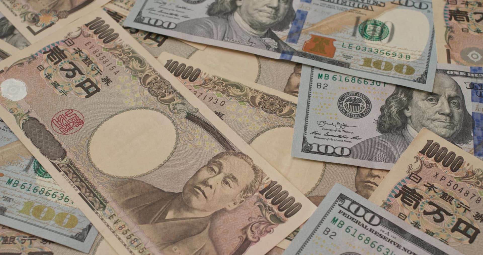 الين يتراجع إلى أدنى مستوياته مقابل الدولار منذ عشرين عاما