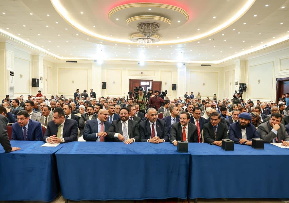 رئيس وأعضاء مجلس القيادة الرئاسي اليمني يؤدون اليمين الدستورية أمام مجلس البرلمان بعدن