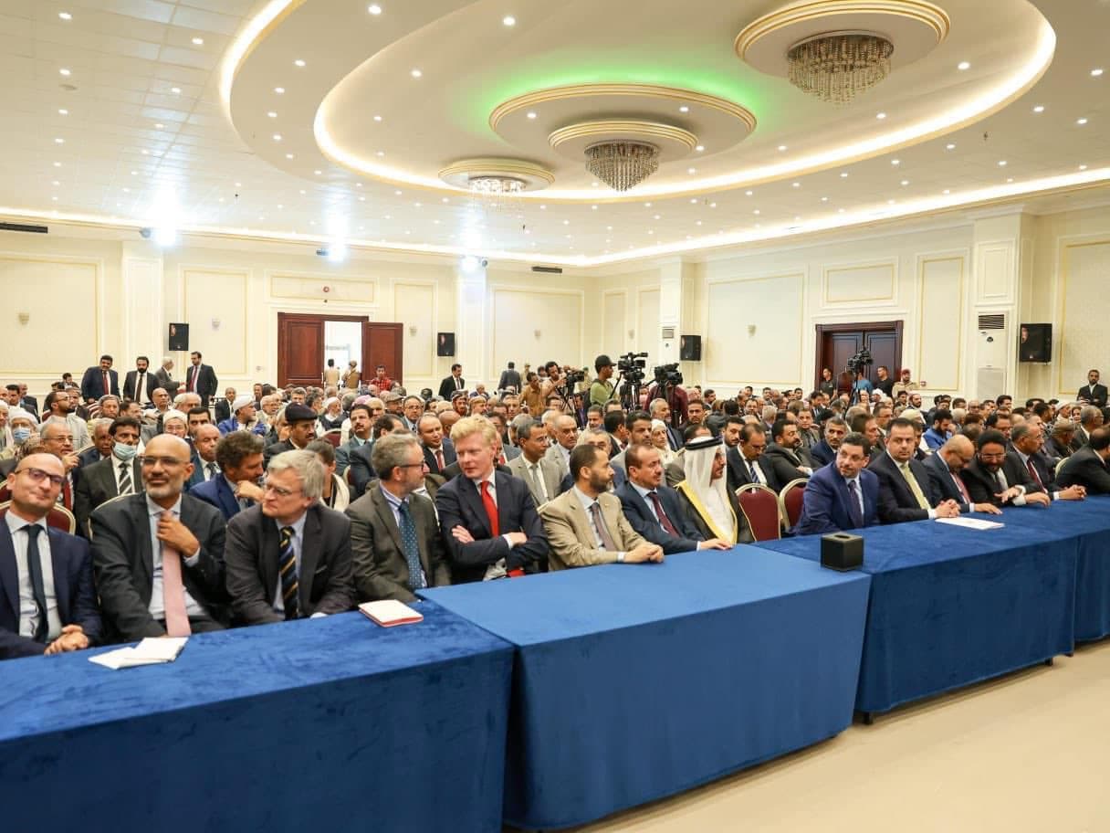 رئيس وأعضاء مجلس القيادة الرئاسي اليمني يؤدون اليمين الدستورية أمام مجلس البرلمان بعدن