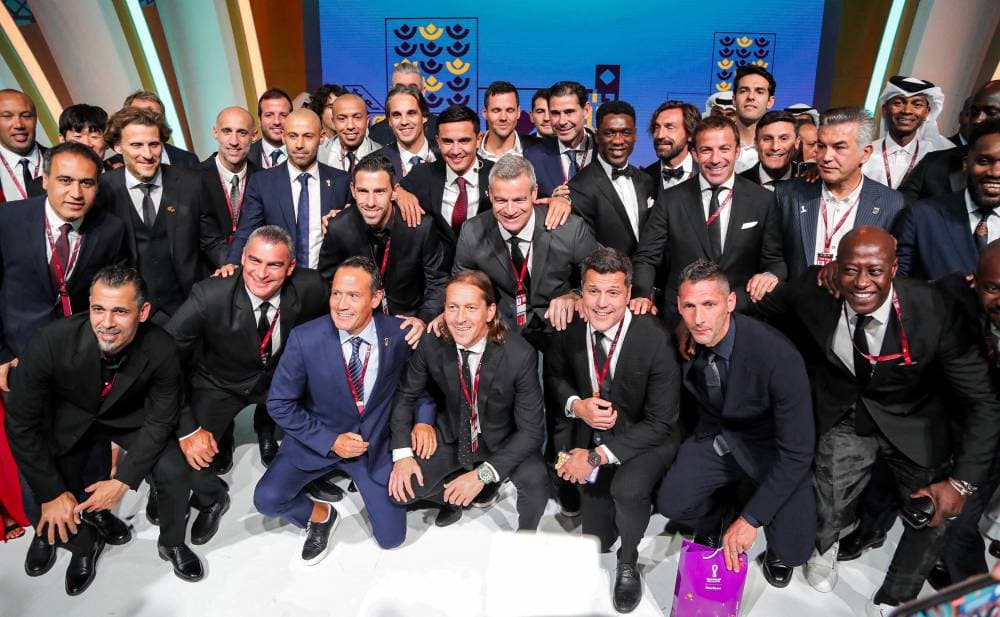 لاعبو منتخبات كأس العالم في صورة جماعية أمس. الفرنسية