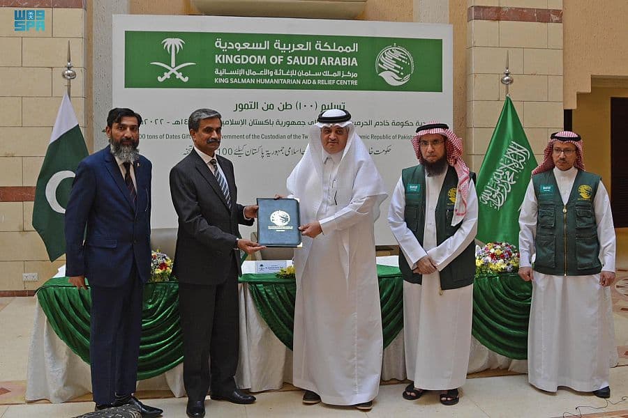 مركز الملك سلمان للإغاثة يسلم 100 طن من التمور هدية المملكة لباكستان